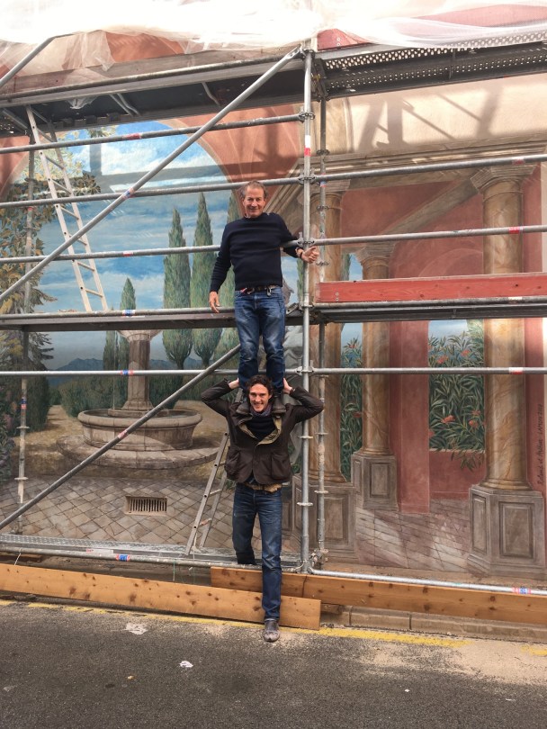 Père et fils devant la fresque